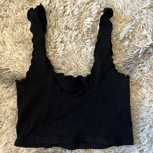 Ruffled sleeve ribbed scooped neck cropped tank. Barely warm in great shape!